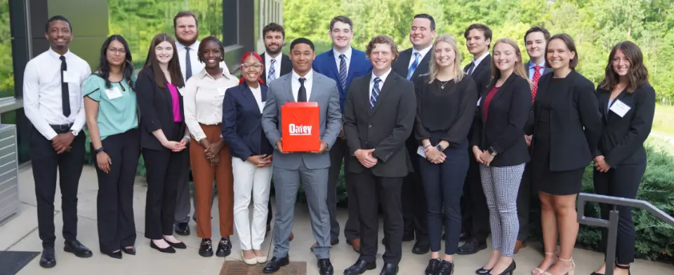 Un groupe de stagiaires d’Oatey souriant.