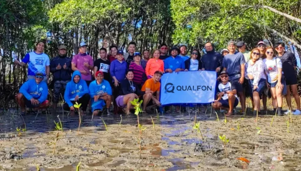 A group of Qualfon team members providing volunteer service in their community.
