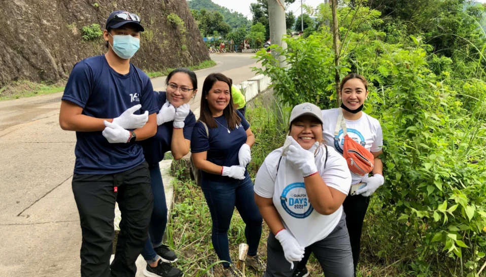 A group of Qualfon team members providing volunteer service in their community.