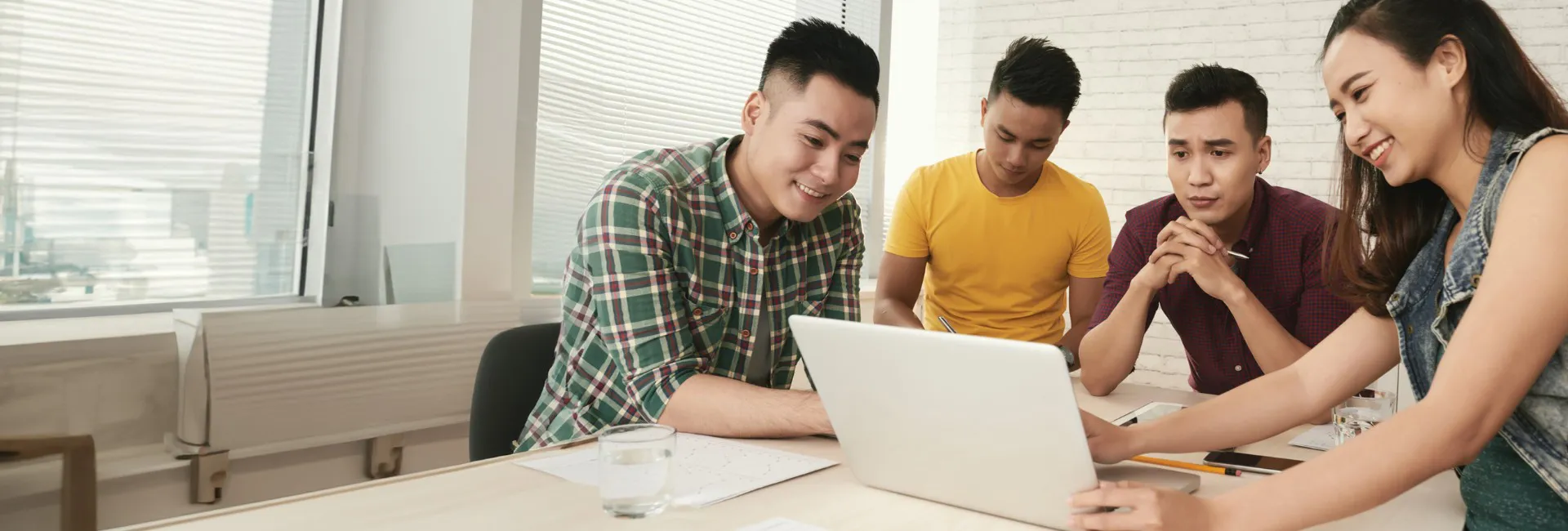 A group of employees discussing information.