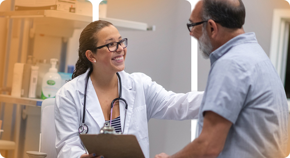 SaludVIP physician smiling with a patient.