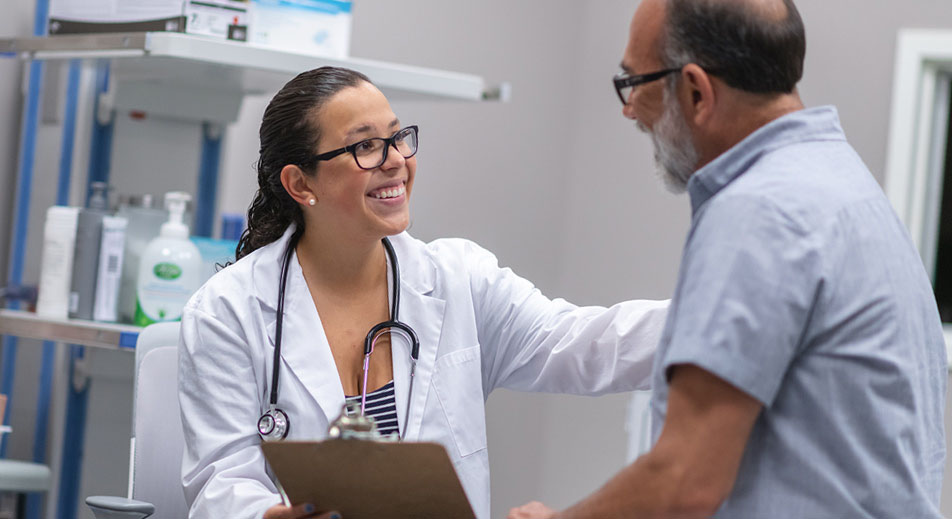 SaludVIP nurse smiling with a patient.