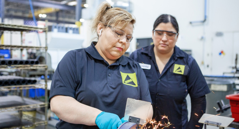 Empleados de Oatey trabajando.