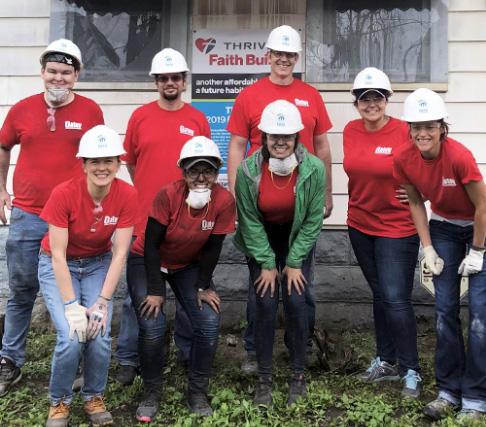 Un grupo de empleados de Oatey haciendo trabajo voluntario.