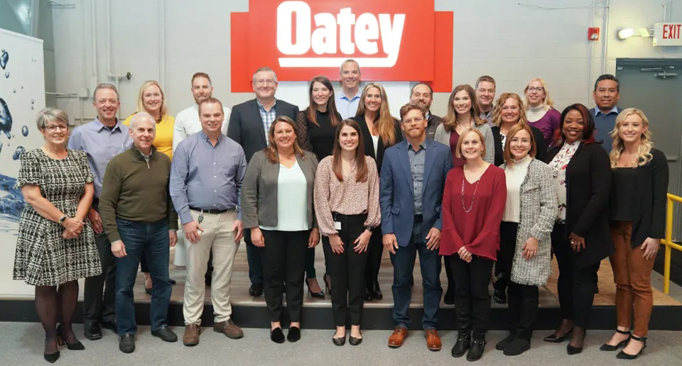 Un grupo de empleados de Oatey sonriendo..