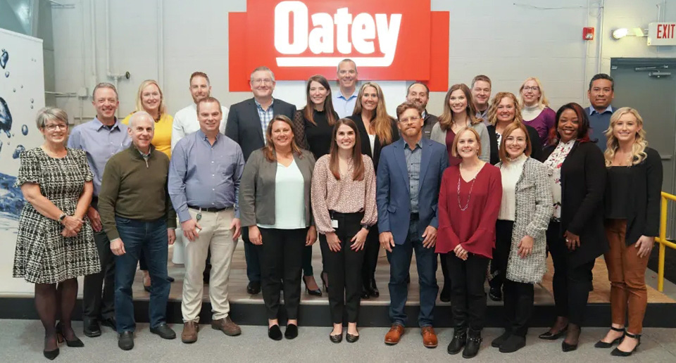 Un groupe d’employés d’Oatey souriant.