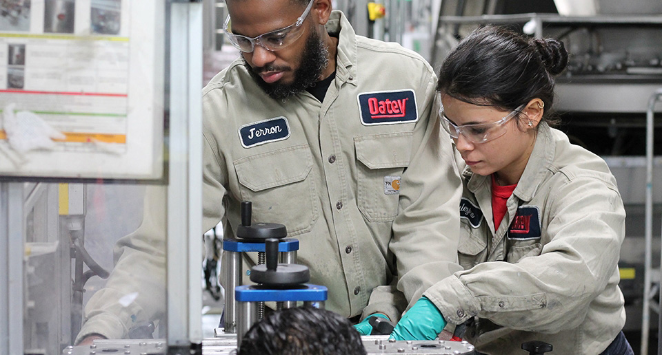 Des employés d’Oatey travaillant ensemble.