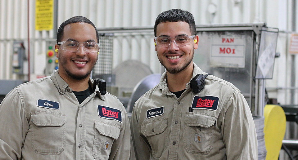 Empleados de Oatey sonriendo.