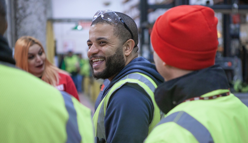 Un employé d’Oatey souriant.