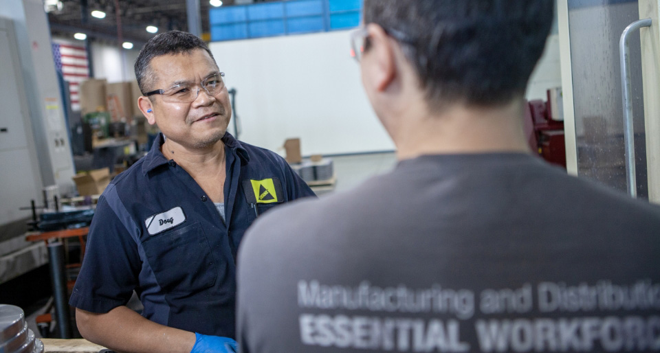 Empleados del sector de Fabricación de Oatey hablando.