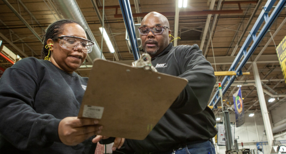 Empleados del sector de Fabricación de Oatey hablando.