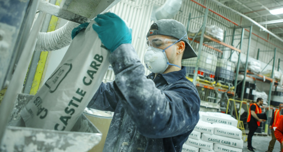 Empleado del sector de Fabricación de Oatey trabajando.